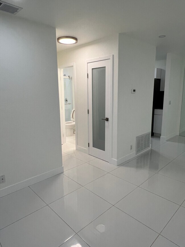 Building Photo - 420 N Villa Ct