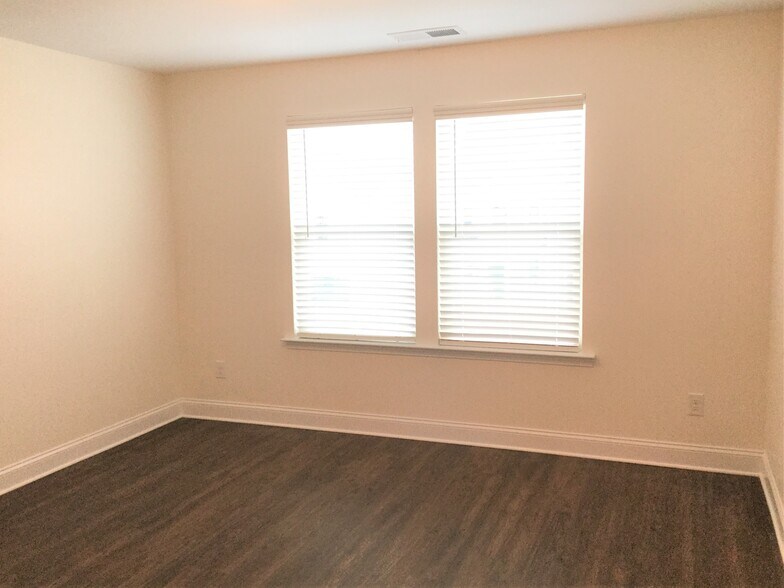 Building Photo - 103 Samara Ln