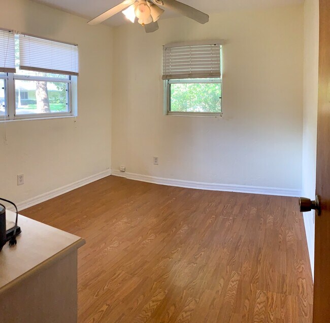 Building Photo - 3/2 House Walking Distance to UF & Law Sch...