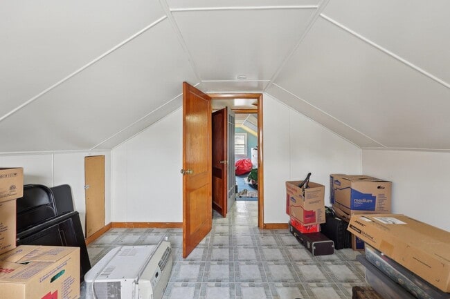 Building Photo - 48 Marinus St