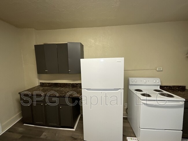 Building Photo - 524 S Queen St