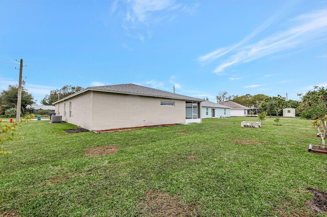 Building Photo - 577 NW Floresta Dr