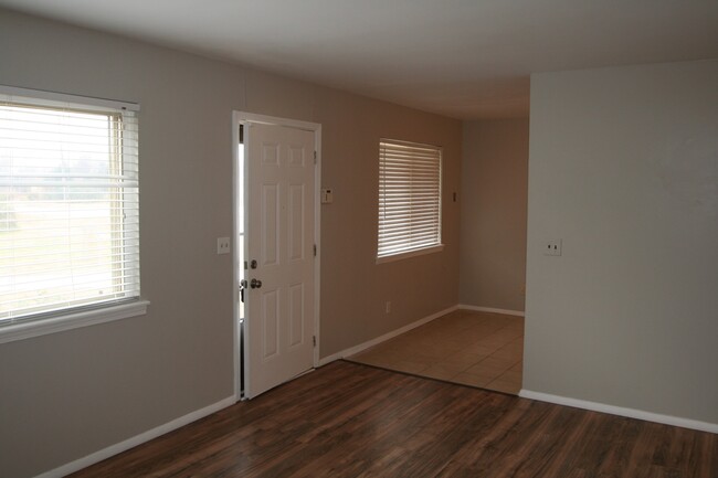 Building Photo - 4 bed- 1 bath!!