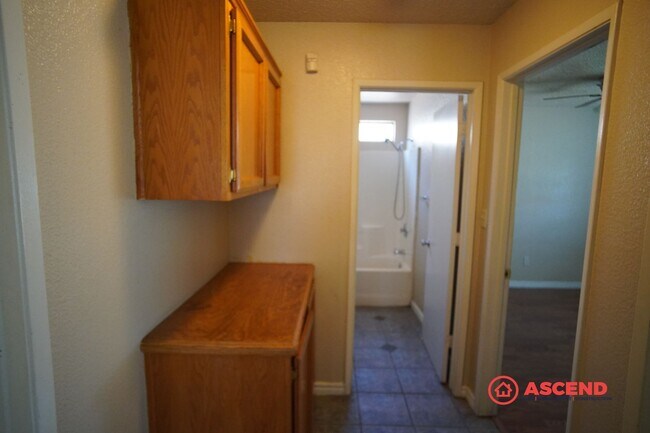 Building Photo - Three Bedroom Home in South Bakersfield!