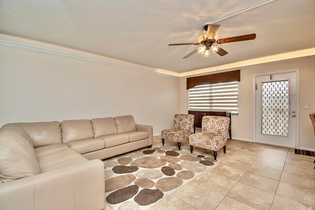 Building Photo - 2030 Ainslie Dr