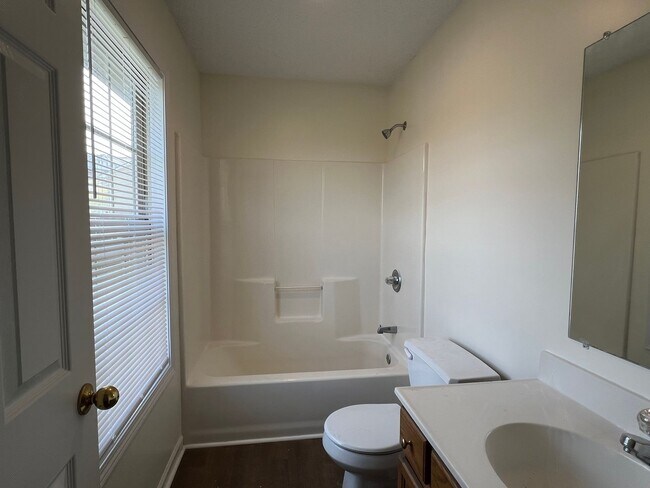 Building Photo - 3 bedroom / 2 bath + den located in Jonesborough