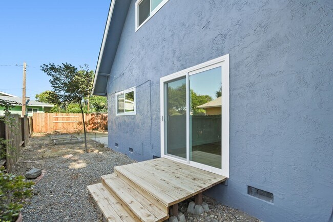 Building Photo - 1611 Clemson Dr