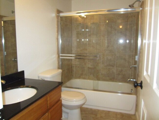 Building Photo - 2 bedroom 2 bathroom in Concord