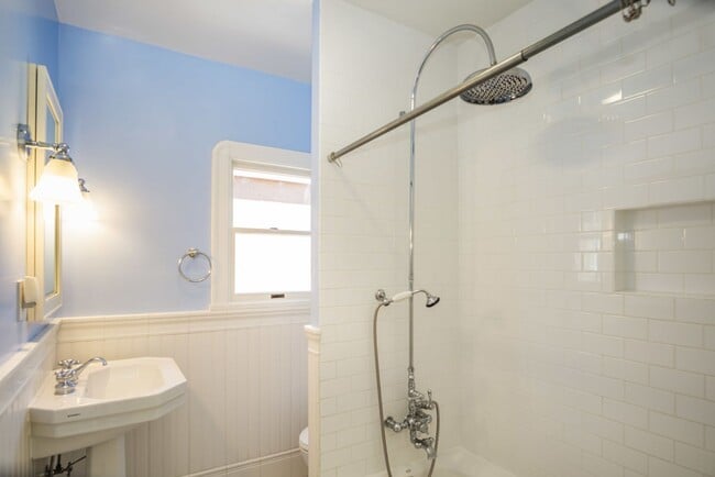 Building Photo - 1809 Versailles Ave