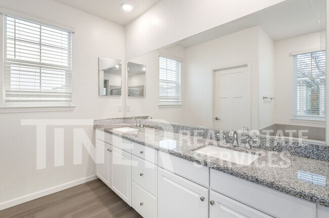 Building Photo - 1580 Parkside Way