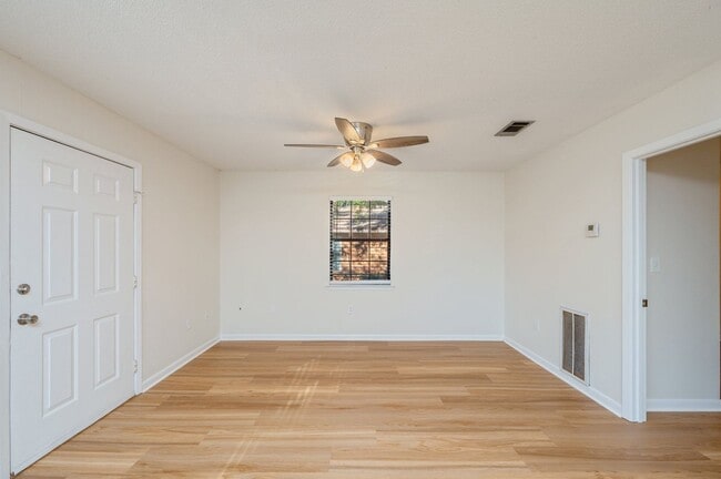 Building Photo - Cozy Duplex in the Heart of Niceville!