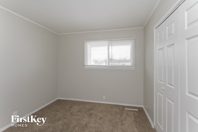 Building Photo - 21 Thrush St