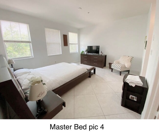 Building Photo - Luxury Townhouse West Palm Beach Gated Community two bedroom three bathrooms!