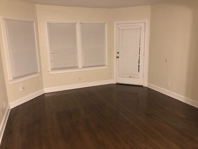 Large space for living area - 826 N Thornton Ave