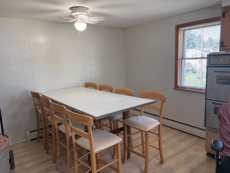 Kitchen table - 1 Mars St
