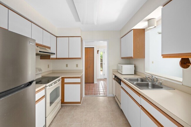 Building Photo - Yearly Rental: Convenient Location: 3-Bedroom, 2-Bath Condo in The Plantations, Lewes. $1,995/mon...