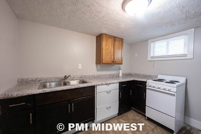 Building Photo - "Spacious 3-Bed, 2-Bath Gem in Indianapolis - Modern Comfort Awaits!"