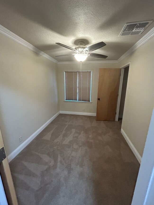 Building Photo - Wow, ready for move in, large updated home...