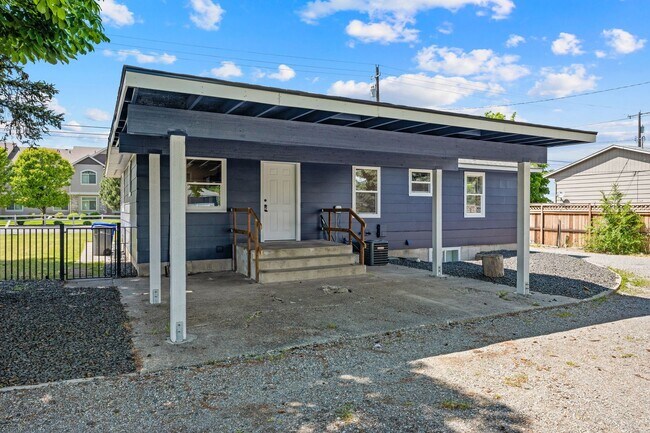 Building Photo - Gorgeous North Side Home With Shop!
