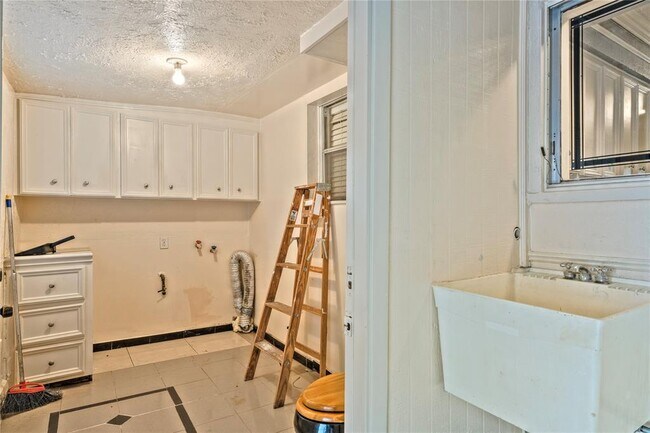 Building Photo - 4810 Saxon St