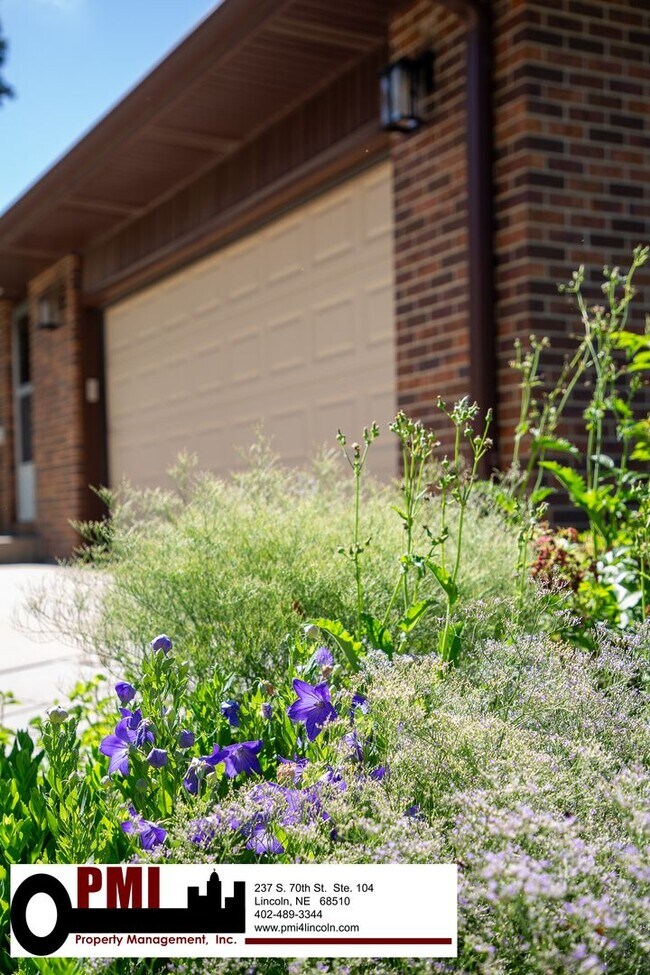 Building Photo - 3 Bedroom and 2 bathroom ALL utilities inc...