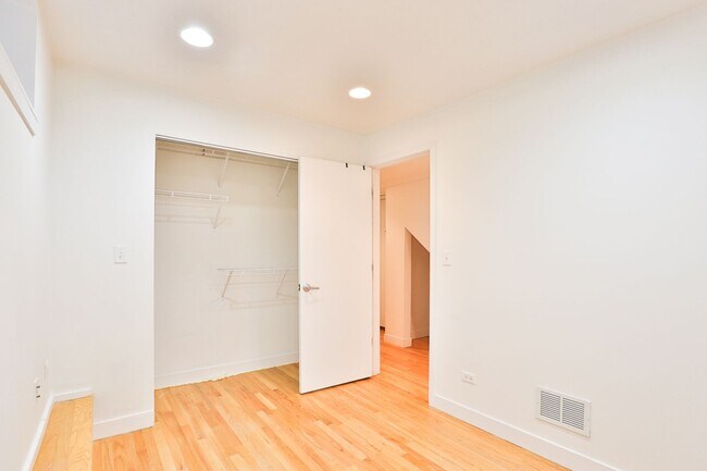 Building Photo - Amazing Noble Square Large (1600 s.f.) 3 Bedroom 2 Bath Duplex