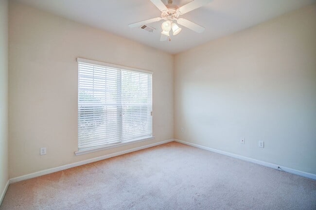 Building Photo - 4 BR/2 BA, 1 Car Garage, Charming Home in ...