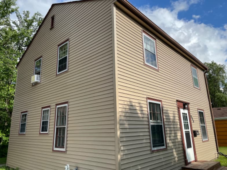 Building Photo - 904 4th St S