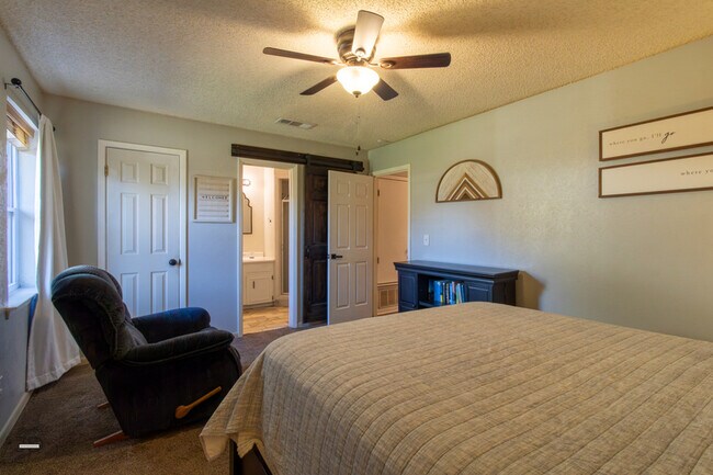 Building Photo - 5604 Greentree Ave