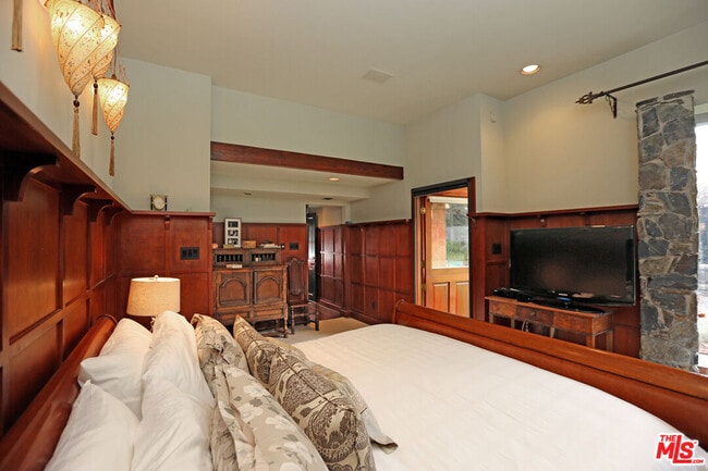 Building Photo - 2673 Mandeville Canyon Rd