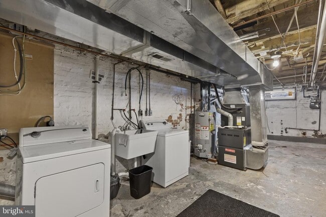 Building Photo - 250 S Highland Ave