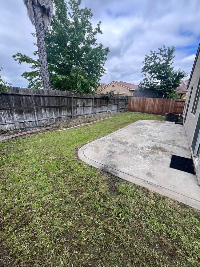 Building Photo - LOVELY 3 BEDROOM HOUSE IN NEWER SUBDIVISION!!
