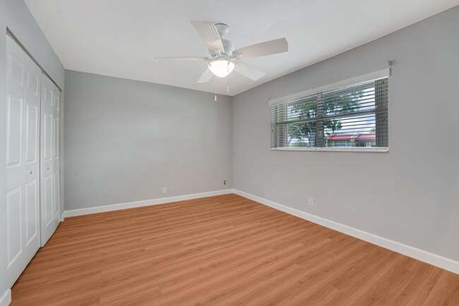 Building Photo - 104 Lake Helen Dr