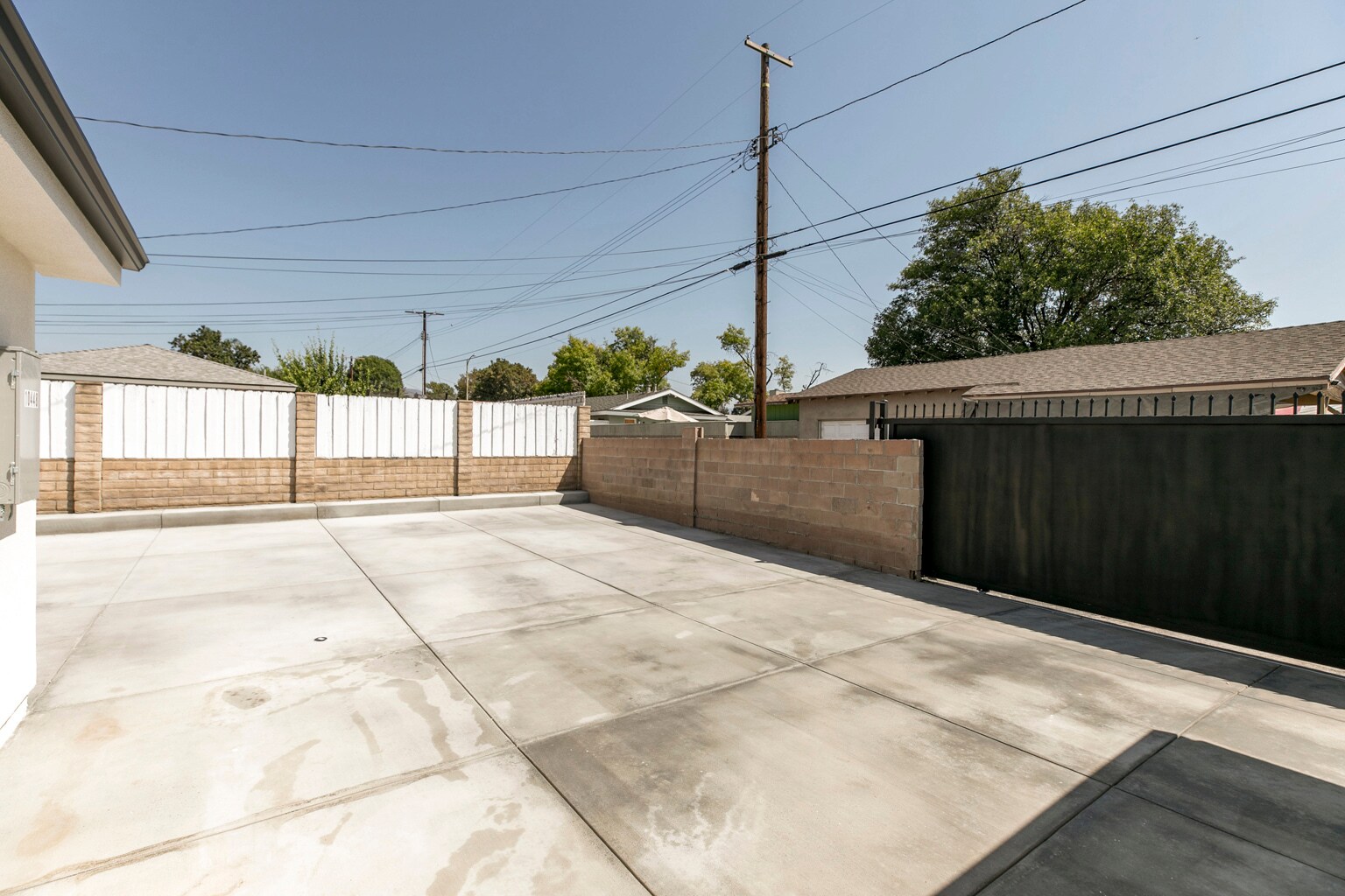 Building Photo - 10446 Woodley Ave