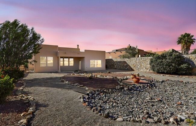 Building Photo - Beautiful Home in Sonoma Ranch with Amazin...