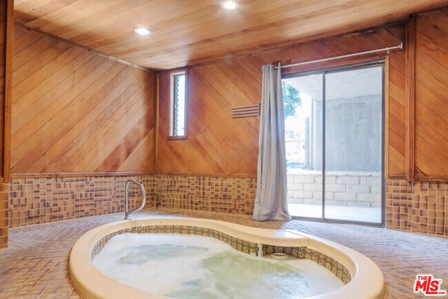 Building Photo - 110 N Barrington Ave