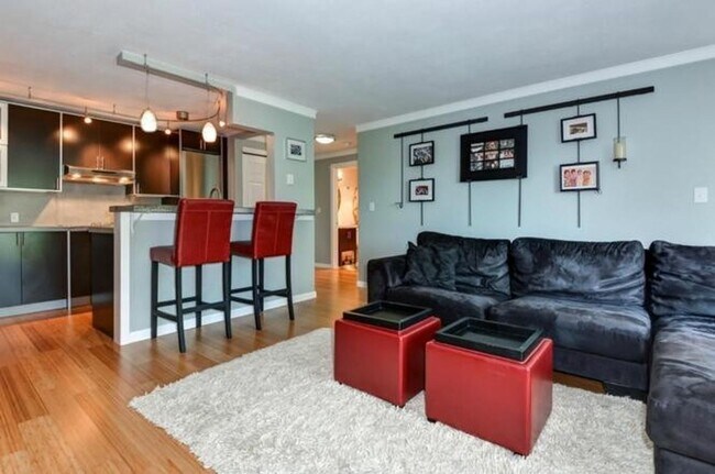 Building Photo - One of Kind Downtown Kirkland Strip 1bd 1bath Condo!