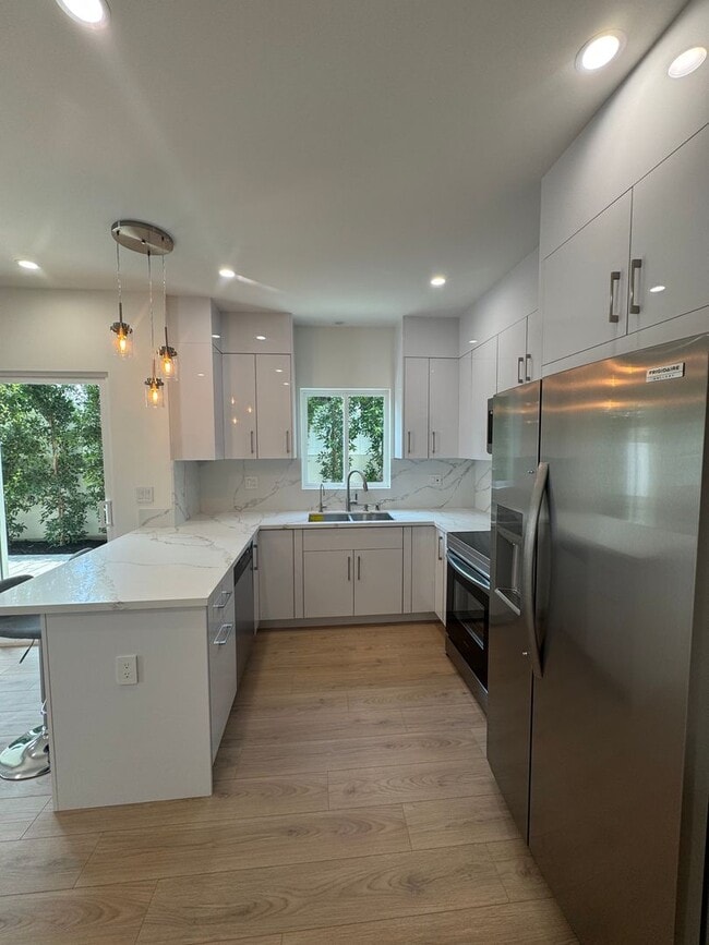Building Photo - Spacious 1000 Sq. Ft. Single-Floor Back AD...