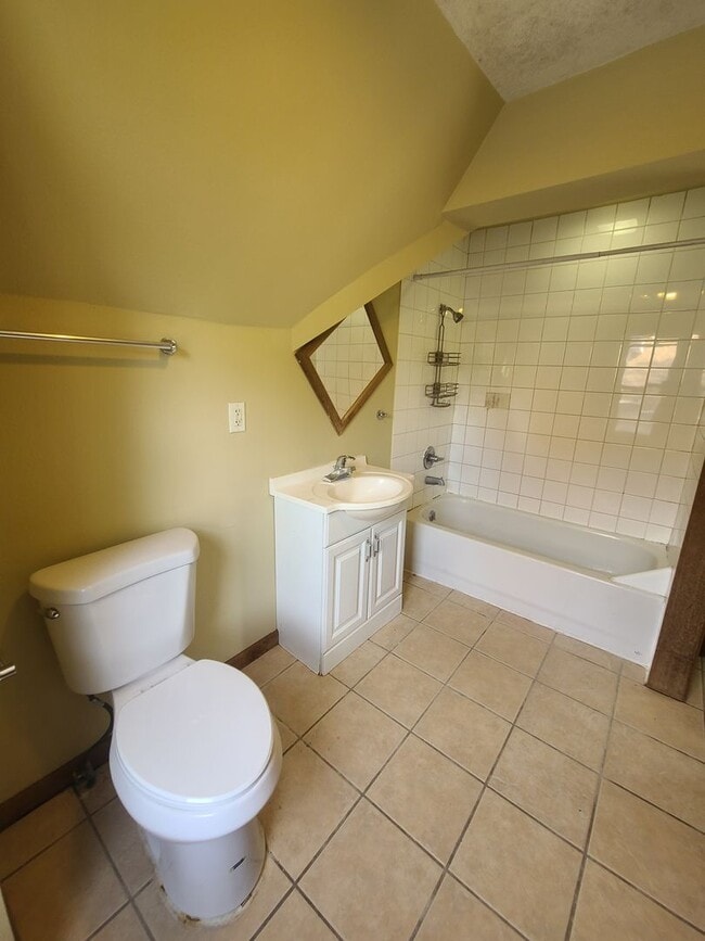 Building Photo - 401 1/2 W Vine St.