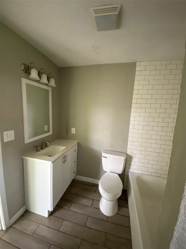 Building Photo - 612 N Avenue B