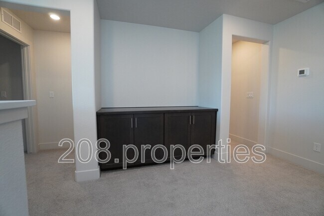 Building Photo - 245 E Caldera St