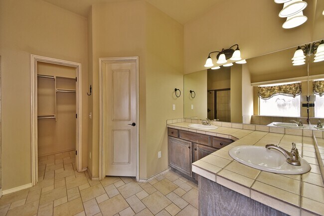 Building Photo - Amazing Home - 3 bed 2 bath - Edmond Schools
