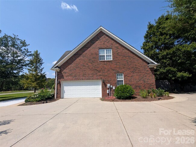 Building Photo - 8348 Rocky River Rd