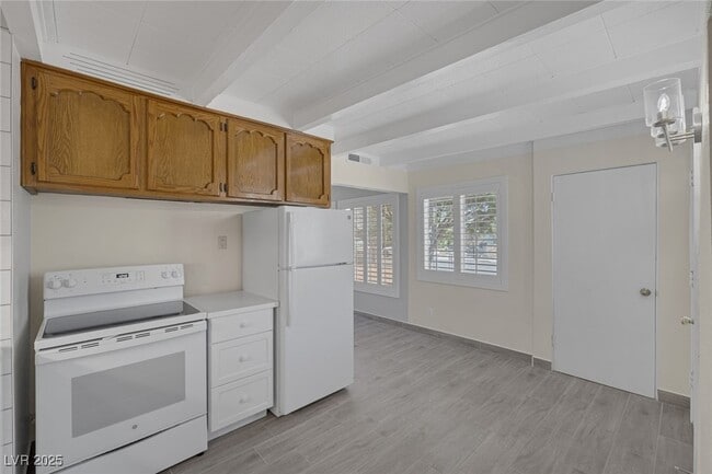 Building Photo - 1720 Eastwood Dr