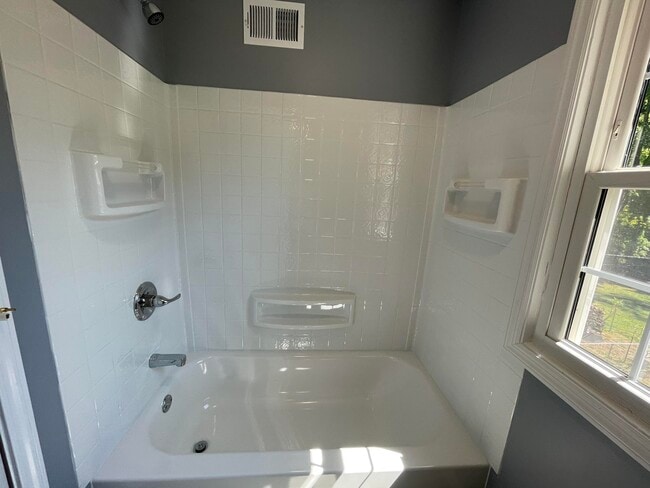 Building Photo - 492 Bob O Link Dr