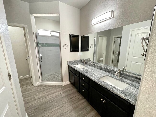 Building Photo - Beautiful 3 Bedroom 2 Bathroom Home! *HOME IS CURRENTLY OCCUPIED, PLEASE DO NOT DISTURB THE TENANT*