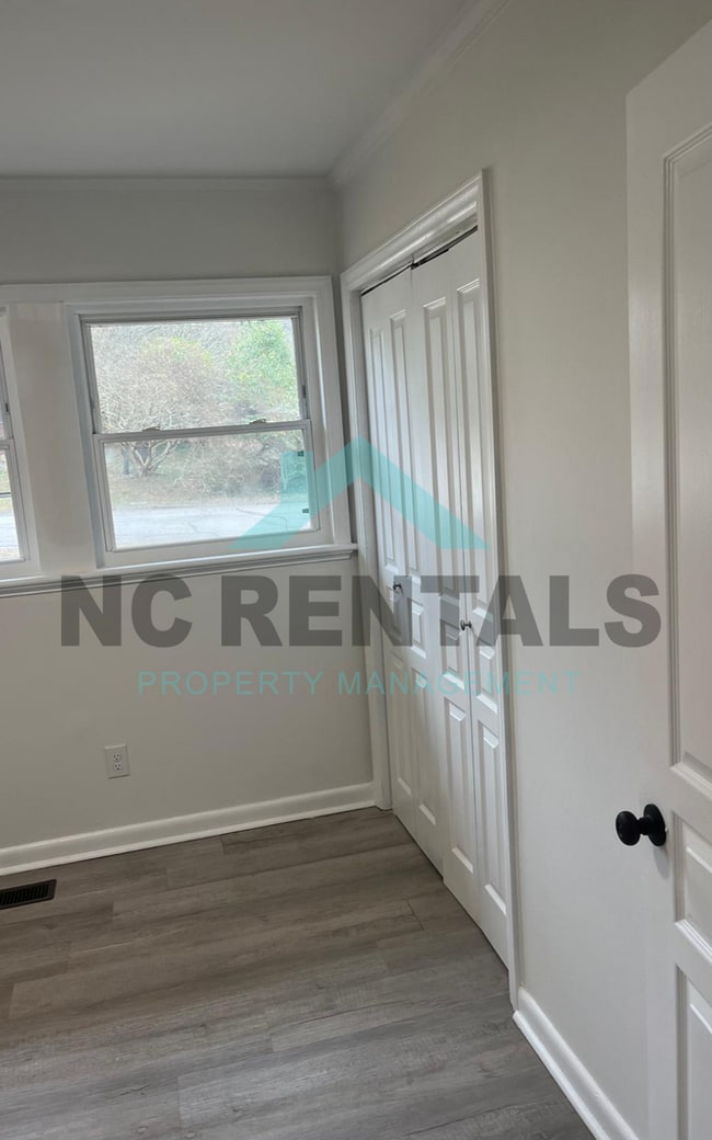 Building Photo - 1212 Red Oak Ave