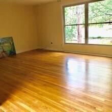Building Photo - This gem is situated and Lovely 3BE/2BA on a quiet street in Warner Park