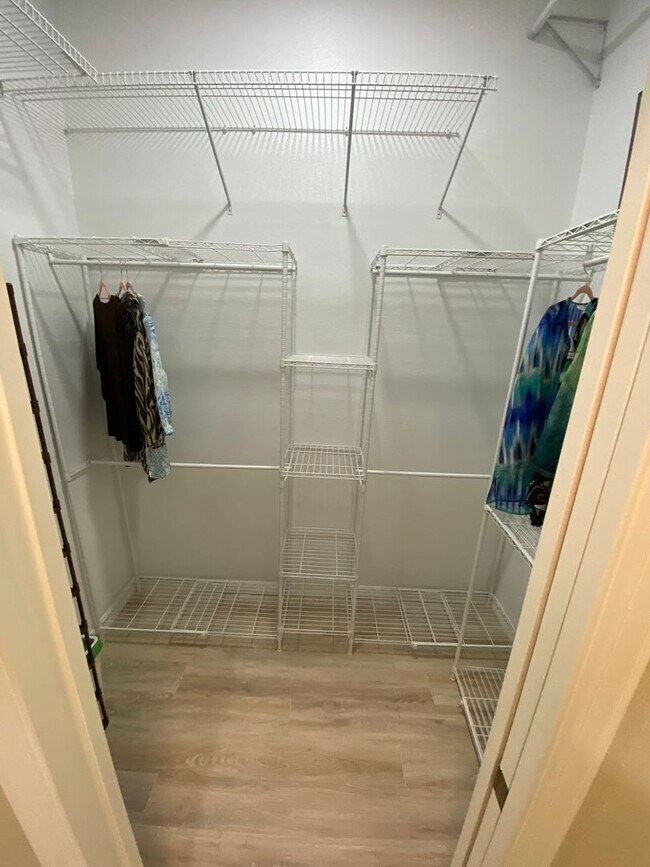 Building Photo - Gorgeous 3 + 2 Turnkey ANNUAL Lease w/Swim Spa & Large Private Screened in Patio In The Village o...