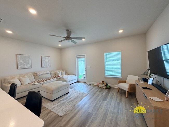 Building Photo - Stunning 3 Bedroom Townhouse in Brittany Oaks!